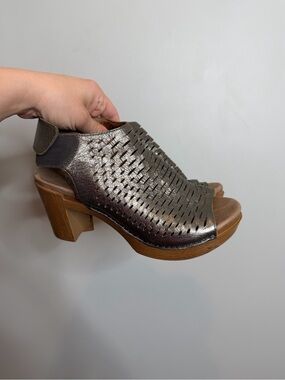 Dansko Perforated Leather Sandal Clog Bronze Platform Heel 37 Comfy Bohemian